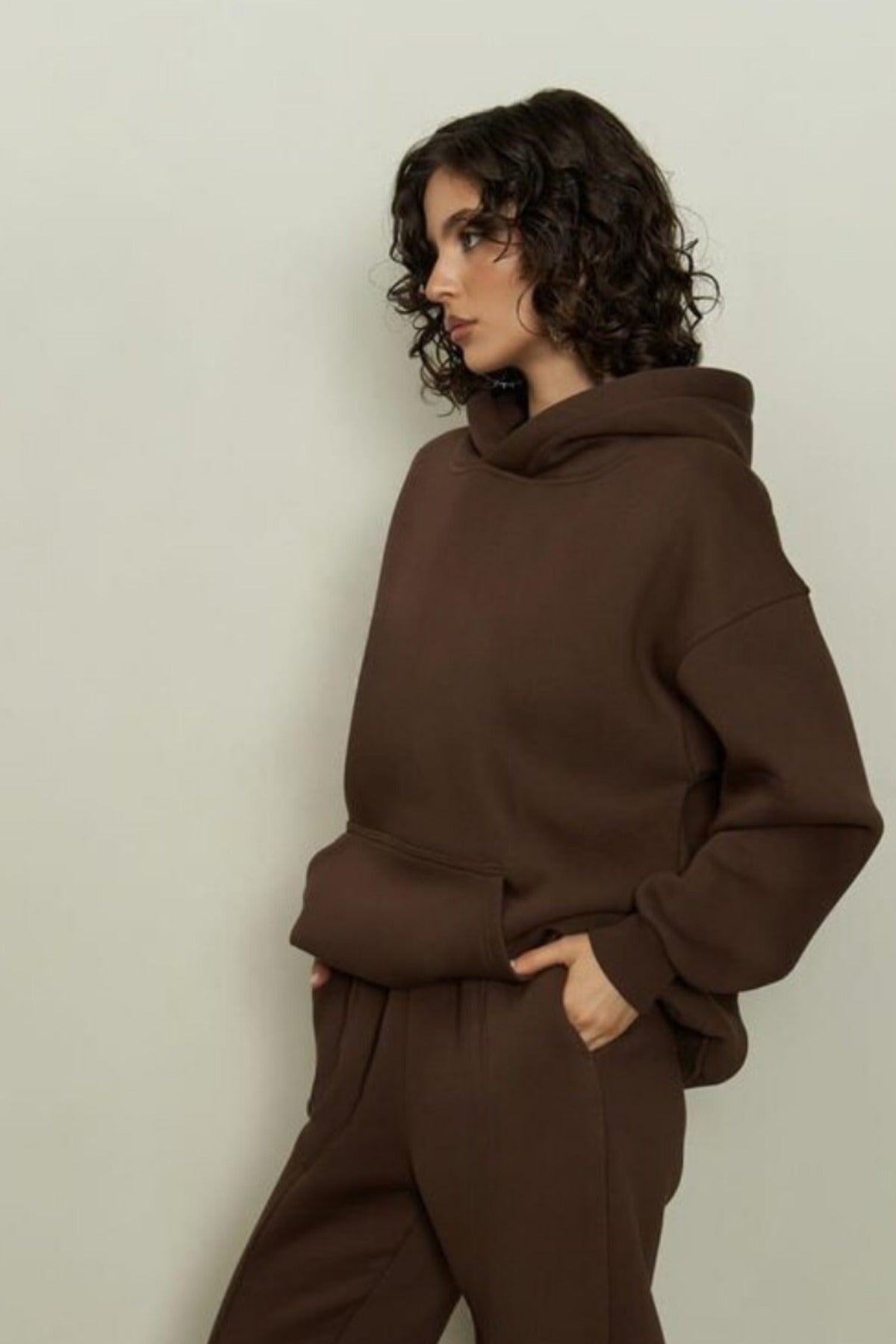 Kadın Rahat Kesim Oversize 3 İ̇plik Pamuklu Şardonlu Kanguru Cep Kapşonlu Hoodie Sweatshirt - Kahverengi - 3