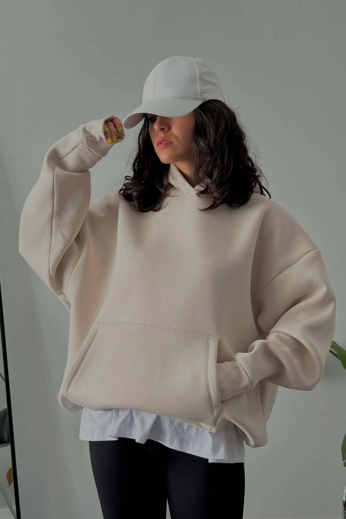 Kadın Kapşonlu Kalın Kanguru Cepli Sweatshirt - Bej - 1