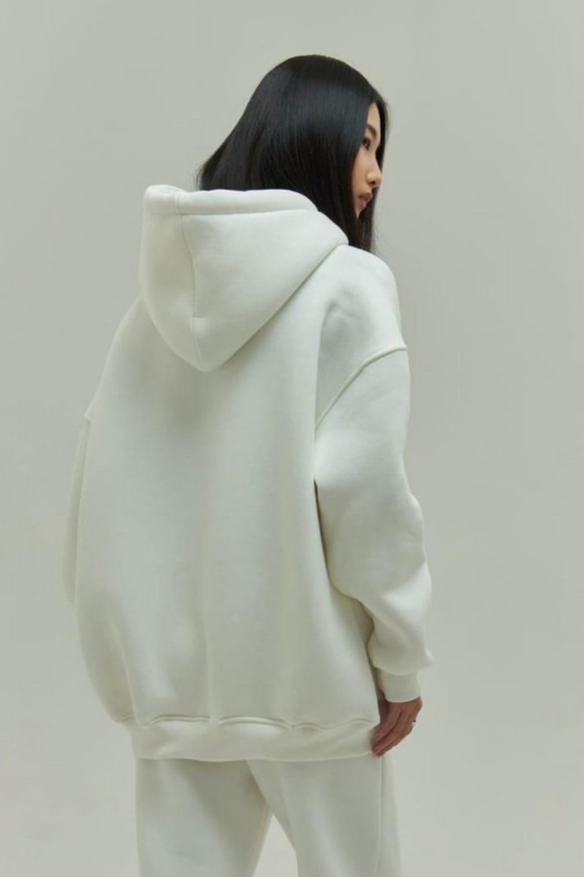 Kadın Rahat Oversize 3 İ̇plik Pamuklu Şardonlu Kanguru Cep Kapşonlu Sweatshirt - Beyaz - 4