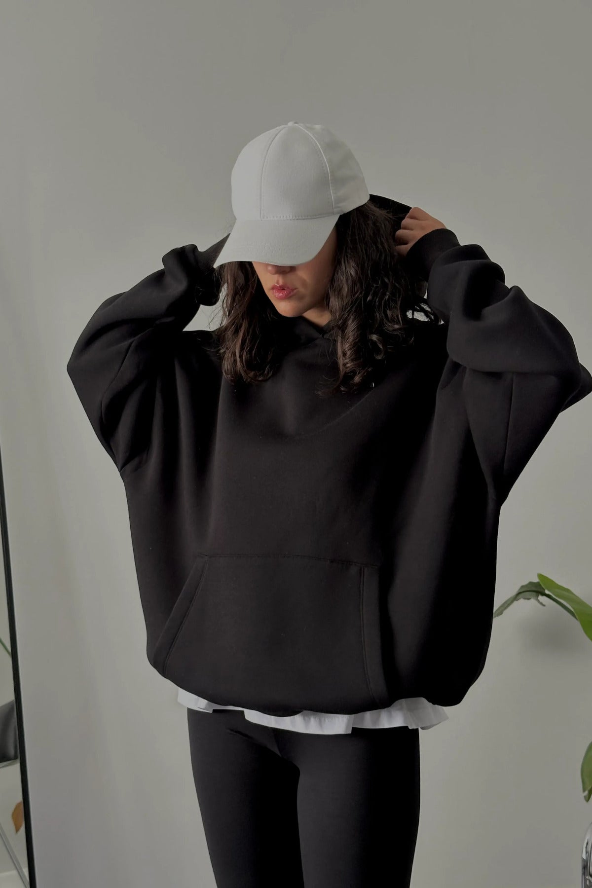 Kadın Kapşonlu Kalın Kanguru Cepli Sweatshirt - Siyah - 4