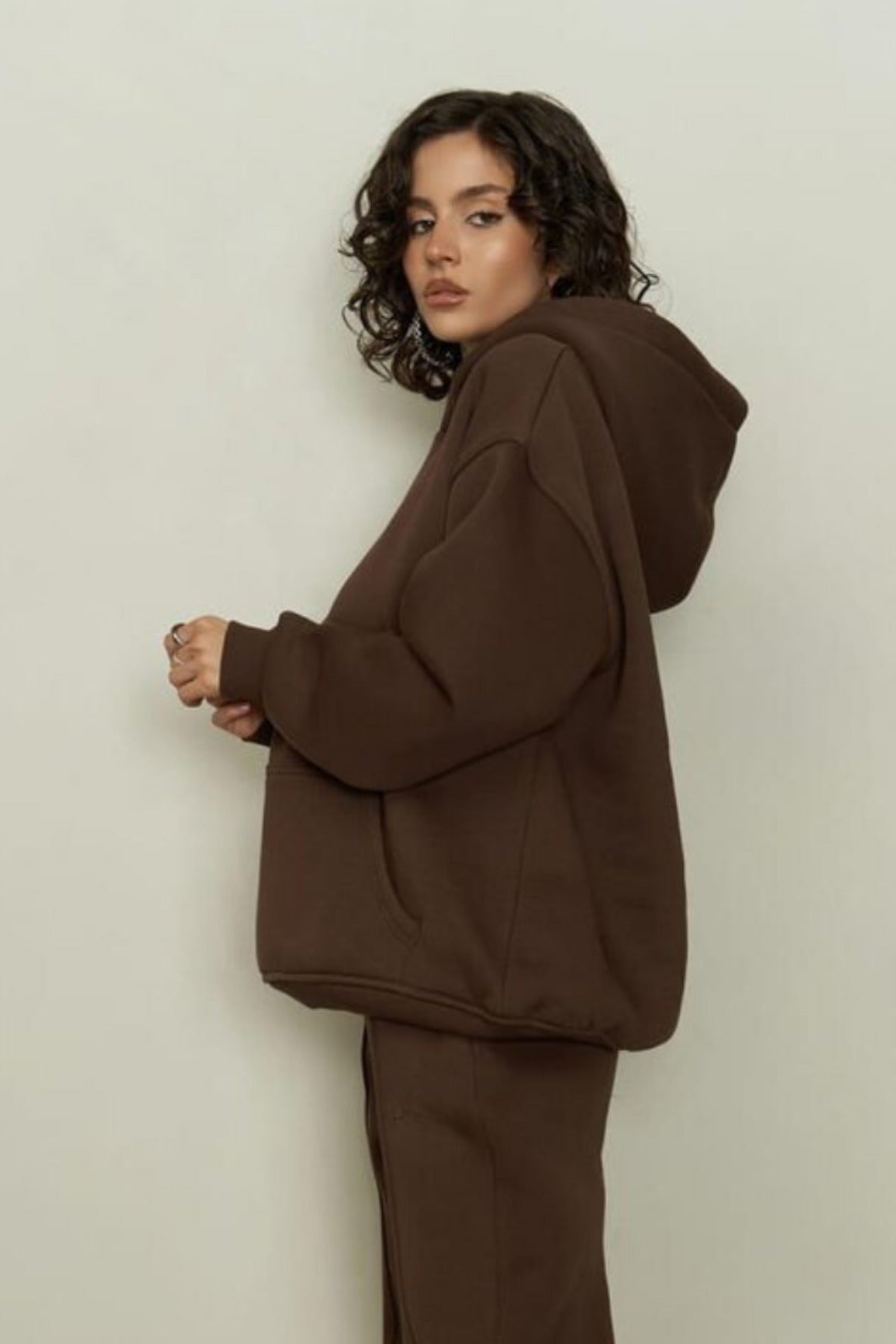 Kadın Rahat Kesim Oversize 3 İ̇plik Pamuklu Şardonlu Kanguru Cep Kapşonlu Hoodie Sweatshirt - Kahverengi - 2