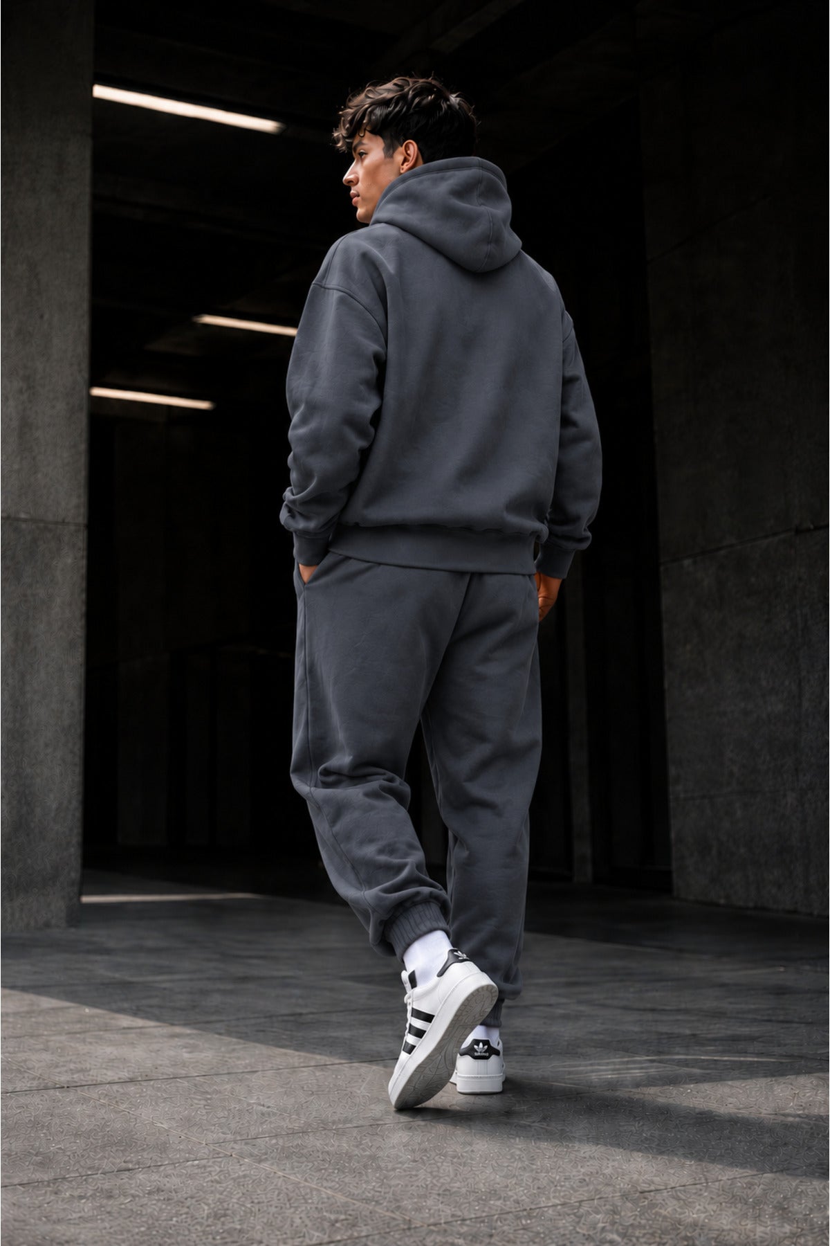 Erkek 3 İ̇pli̇k Kapüşonlu Oversize Esnek Beli̇ Bağlamali Rahat Modern Kesi̇m Günlük Eşofman Takimi - Füme - 5