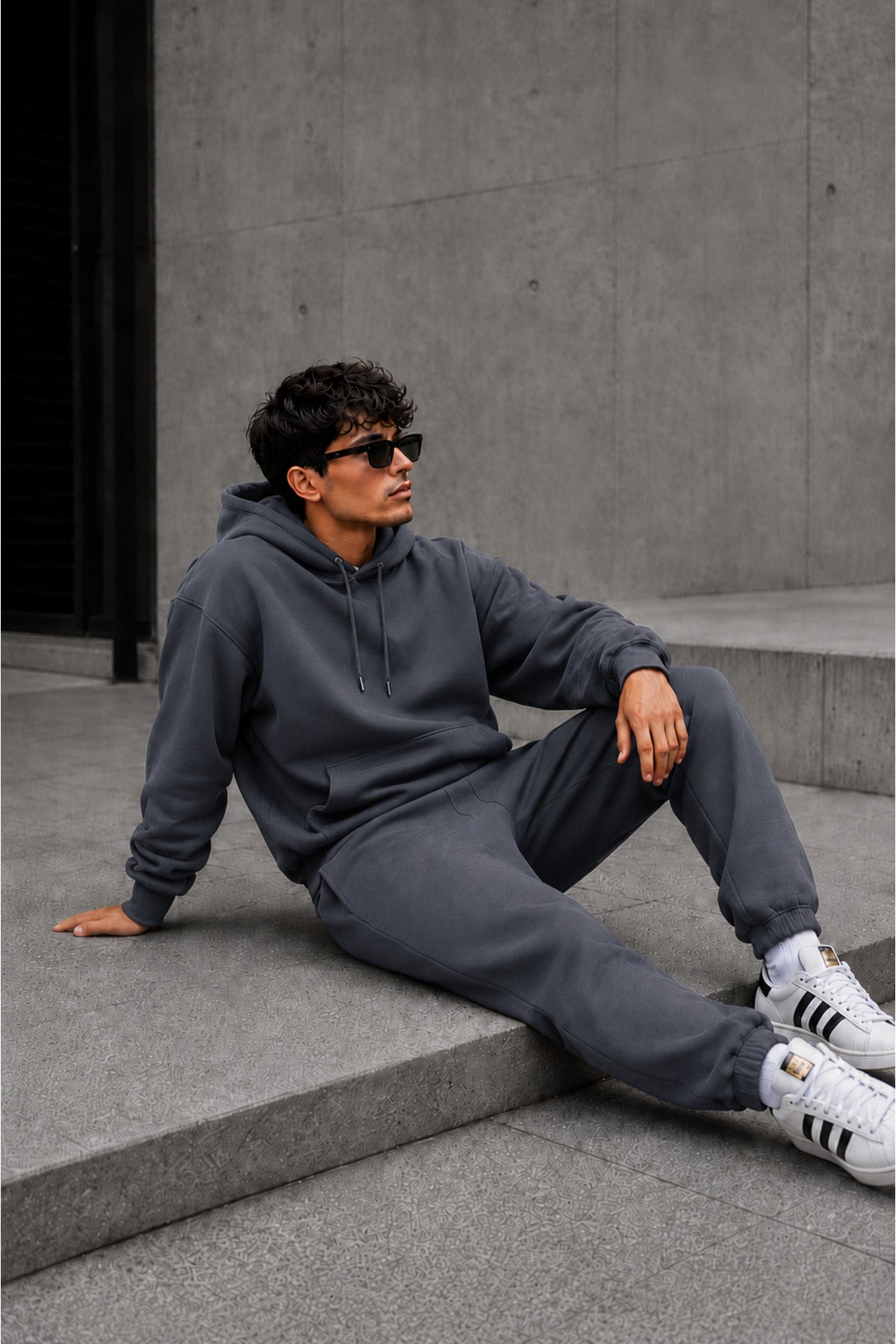 Erkek 3 İ̇pli̇k Kapüşonlu Oversize Esnek Beli̇ Bağlamali Rahat Modern Kesi̇m Günlük Eşofman Takimi - Füme - 4