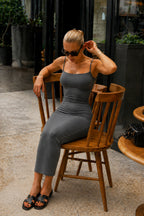 Kadın Askılı Vücuda Oturan Sırt Dekolteli İ̇ç Göstermeyen Premium Duruşlu Esnek Kumaş Midi Boy Krep Elbise - Füme - 3
