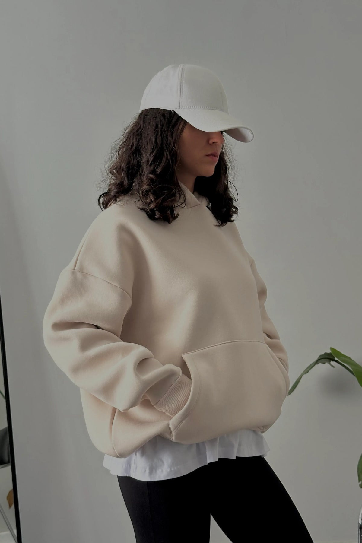 Kadın Kapşonlu Kalın Kanguru Cepli Sweatshirt - Bej - 4