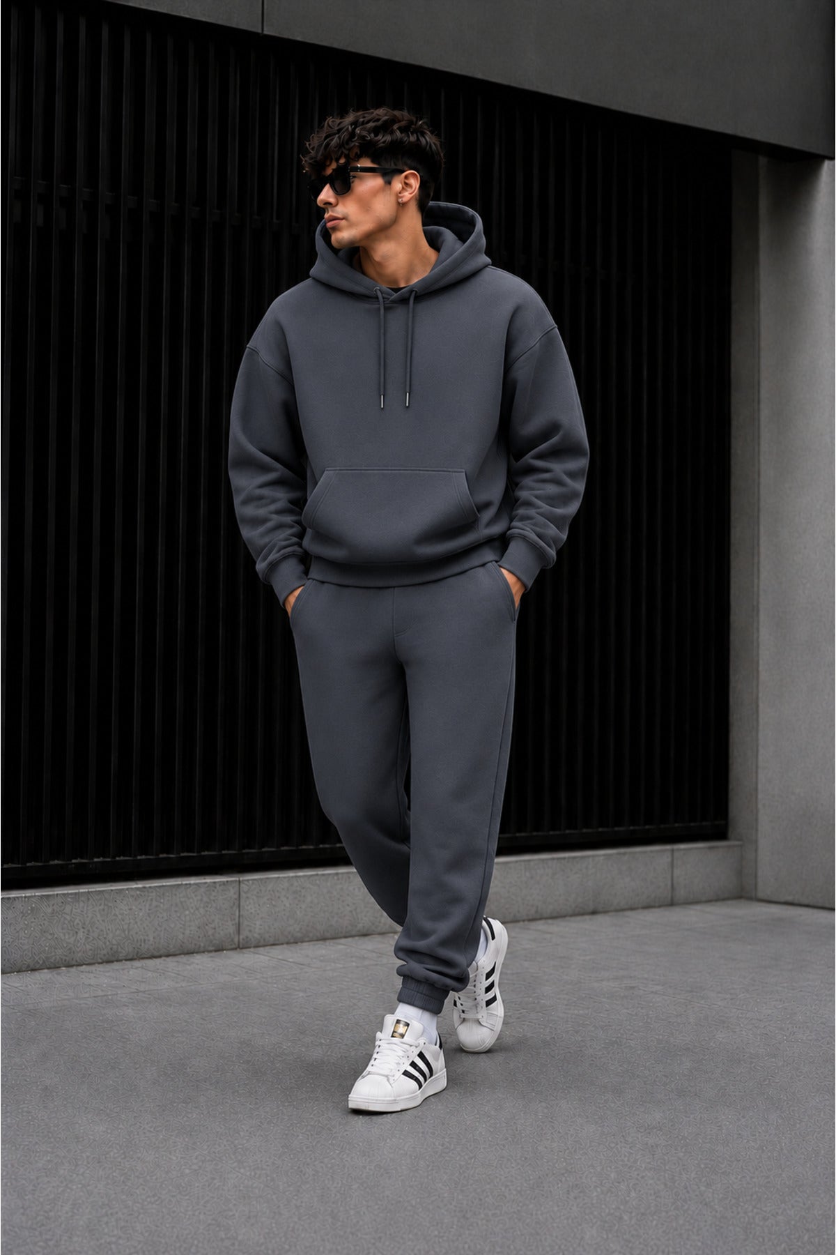 Erkek 3 İ̇pli̇k Kapüşonlu Oversize Esnek Beli̇ Bağlamali Rahat Modern Kesi̇m Günlük Eşofman Takimi - Füme - 1