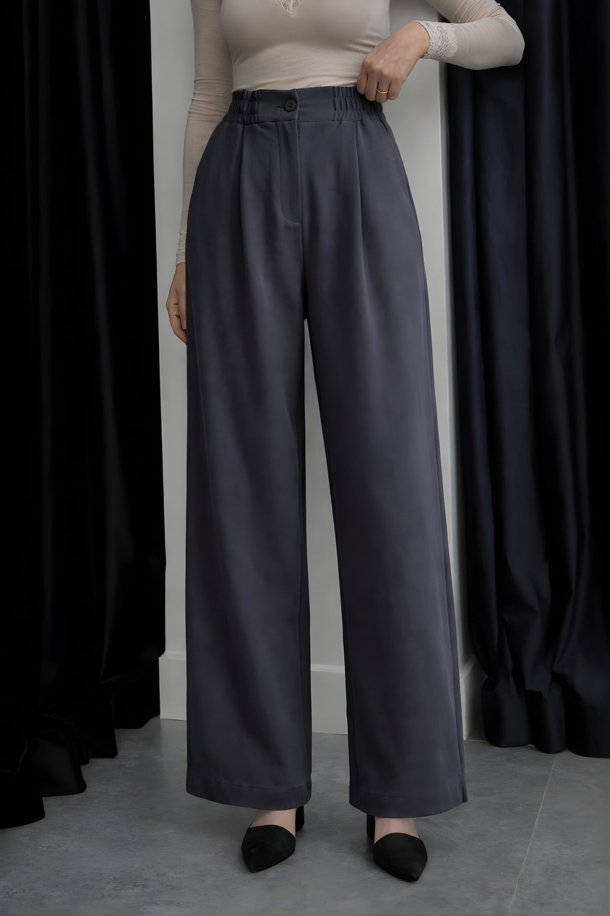 Kadın Yüksek Bel Düğmeli Bol Paça Esnek Likralı Pileli Trend Crep Kumaş Pantolon - Füme - 3