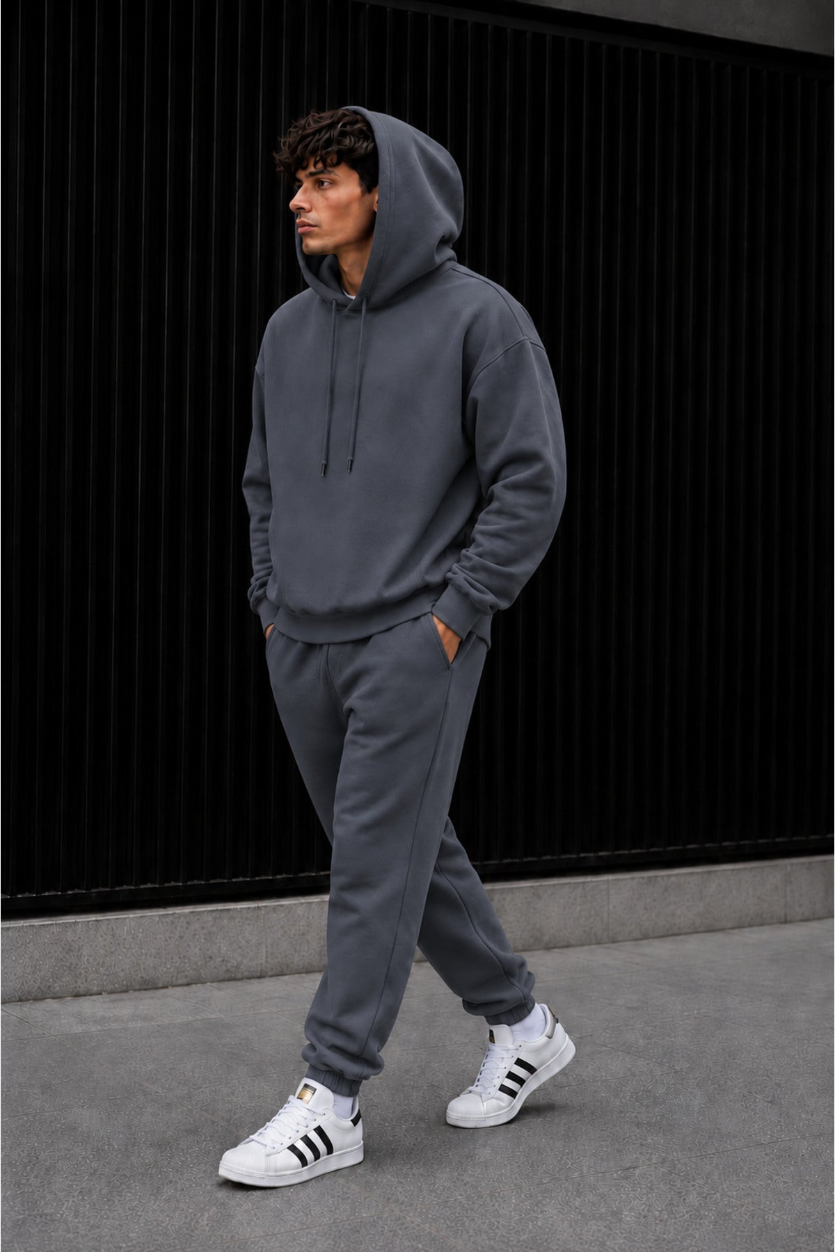 Erkek 3 İ̇pli̇k Kapüşonlu Oversize Esnek Beli̇ Bağlamali Rahat Modern Kesi̇m Günlük Eşofman Takimi - Füme - 3