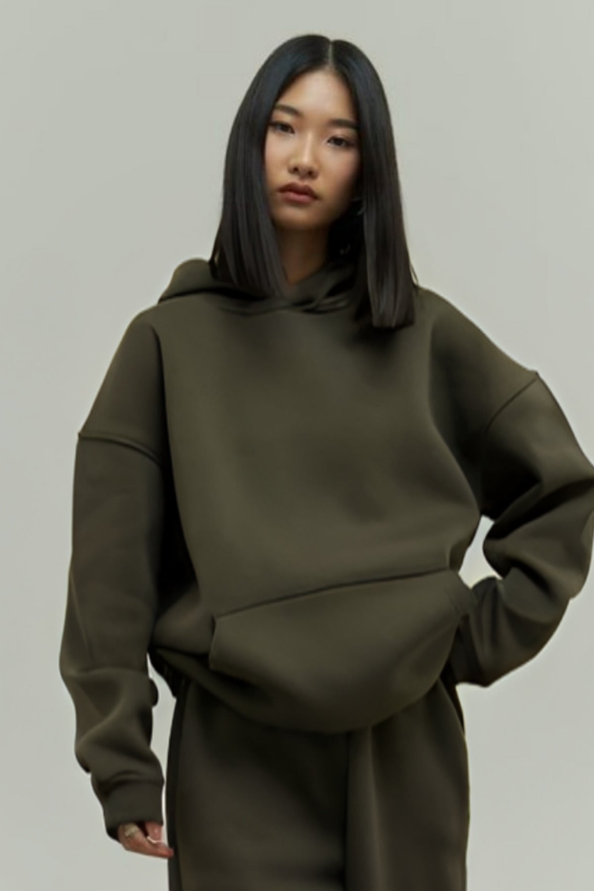 Kadın Rahat Oversize 3 İ̇plik Pamuklu Şardonlu Kanguru Cep Kapşonlu Sweatshirt - Haki - 2
