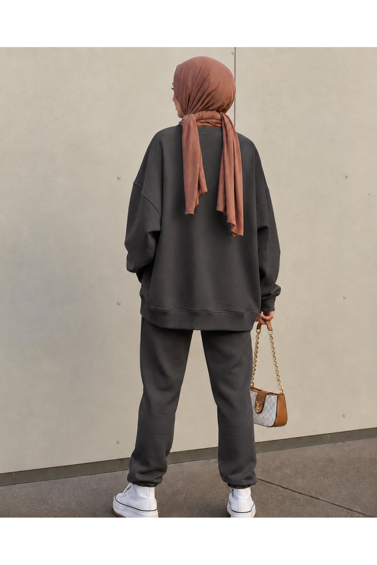 Tesettür Kadin Oversi̇ze Bi̇si̇klet Yaka Yüksek Bel Eşofman Takimi ( 1 Beden Büyük Alabi̇li̇rsi̇ni̇z) - Füme - 4