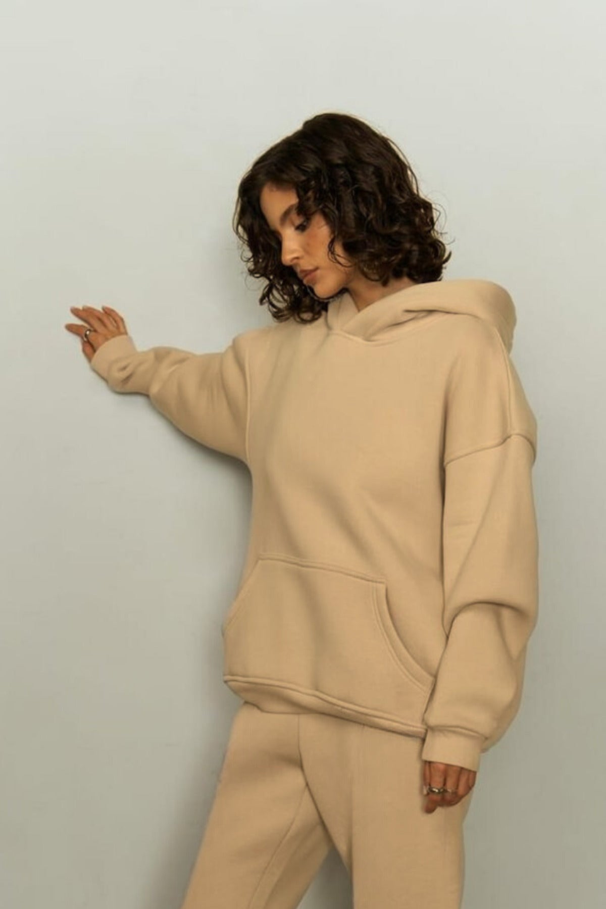 Kadın Rahat Kesim Oversize 3 İ̇plik Pamuklu Şardonlu Kanguru Cep Kapşonlu Hoodie Sweatshirt - Vizon - 2