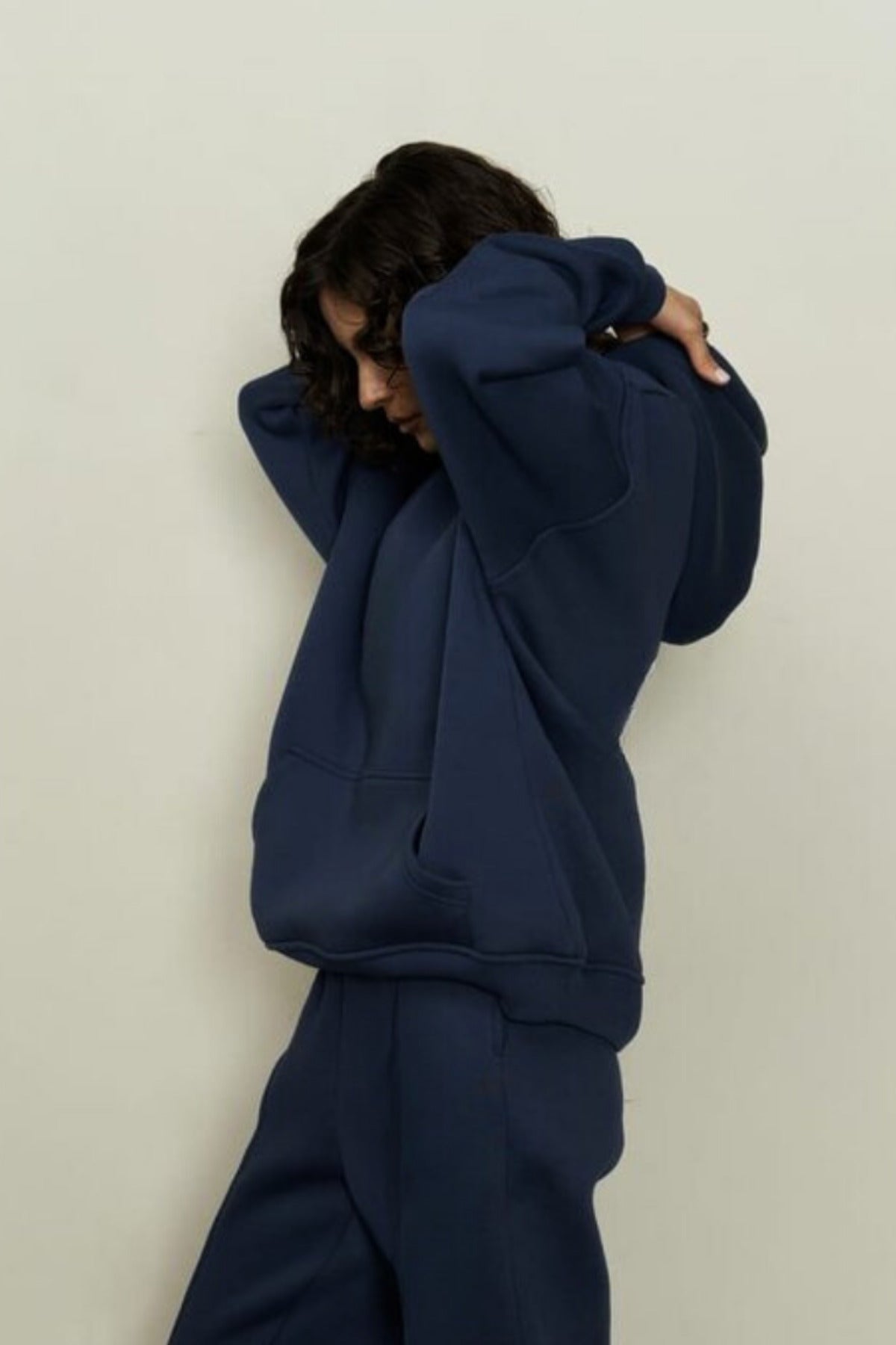 Kadın Rahat Kesim Oversize 3 İ̇plik Pamuklu Şardonlu Kanguru Cep Kapşonlu Hoodie Sweatshirt - Lacivert - 3