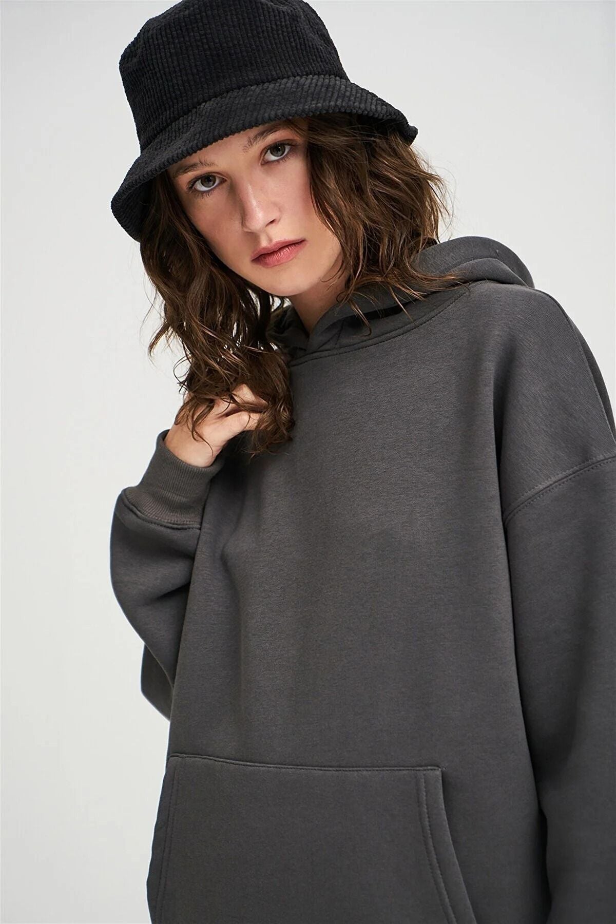 Unisex Kadın Füme Baskısız Kanguru Cepli Kapüşonlu 3 İ̇plik Şardonlu Sweatshirt Oversize Hoodie - Füme - 4