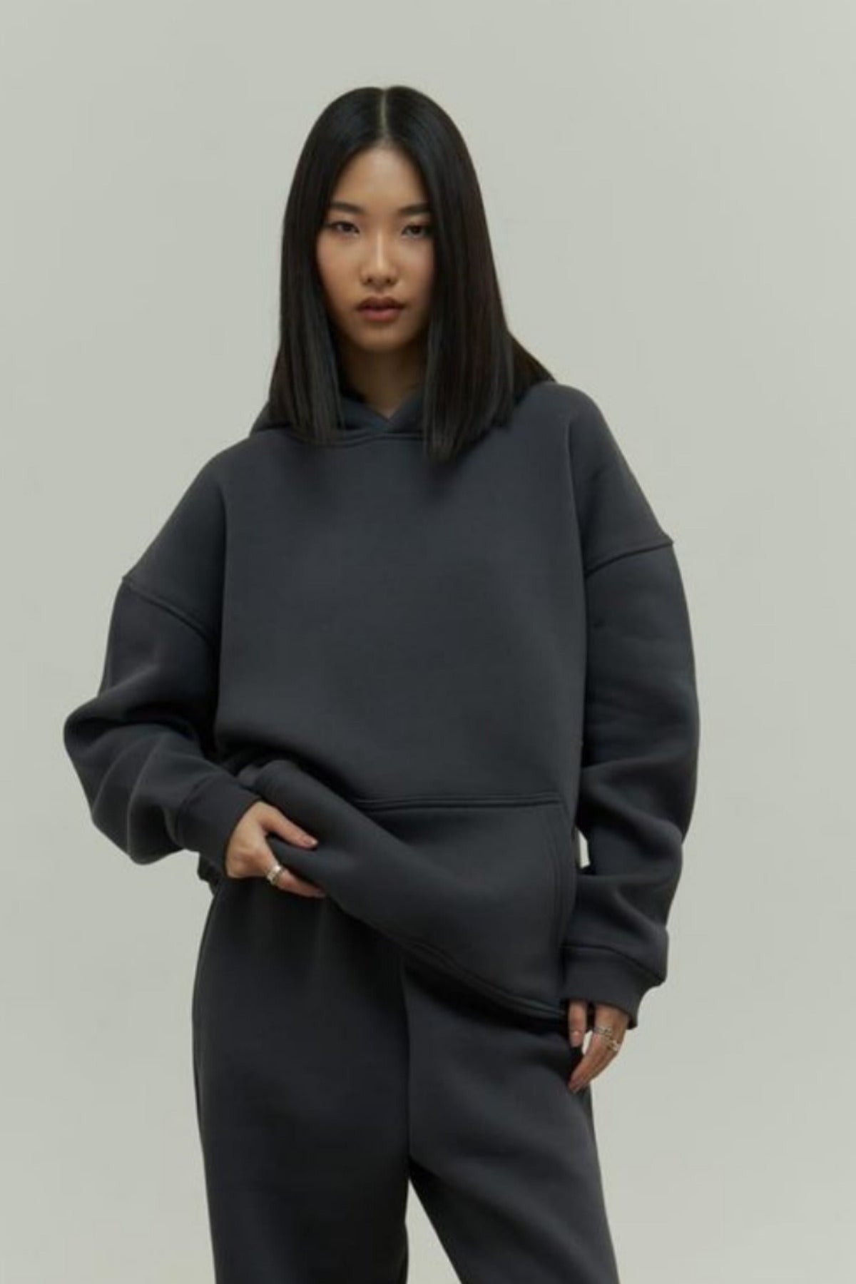 Kadın Rahat Oversize 3 İ̇plik Pamuklu Şardonlu Kanguru Cep Kapşonlu Sweatshirt - Füme - 3