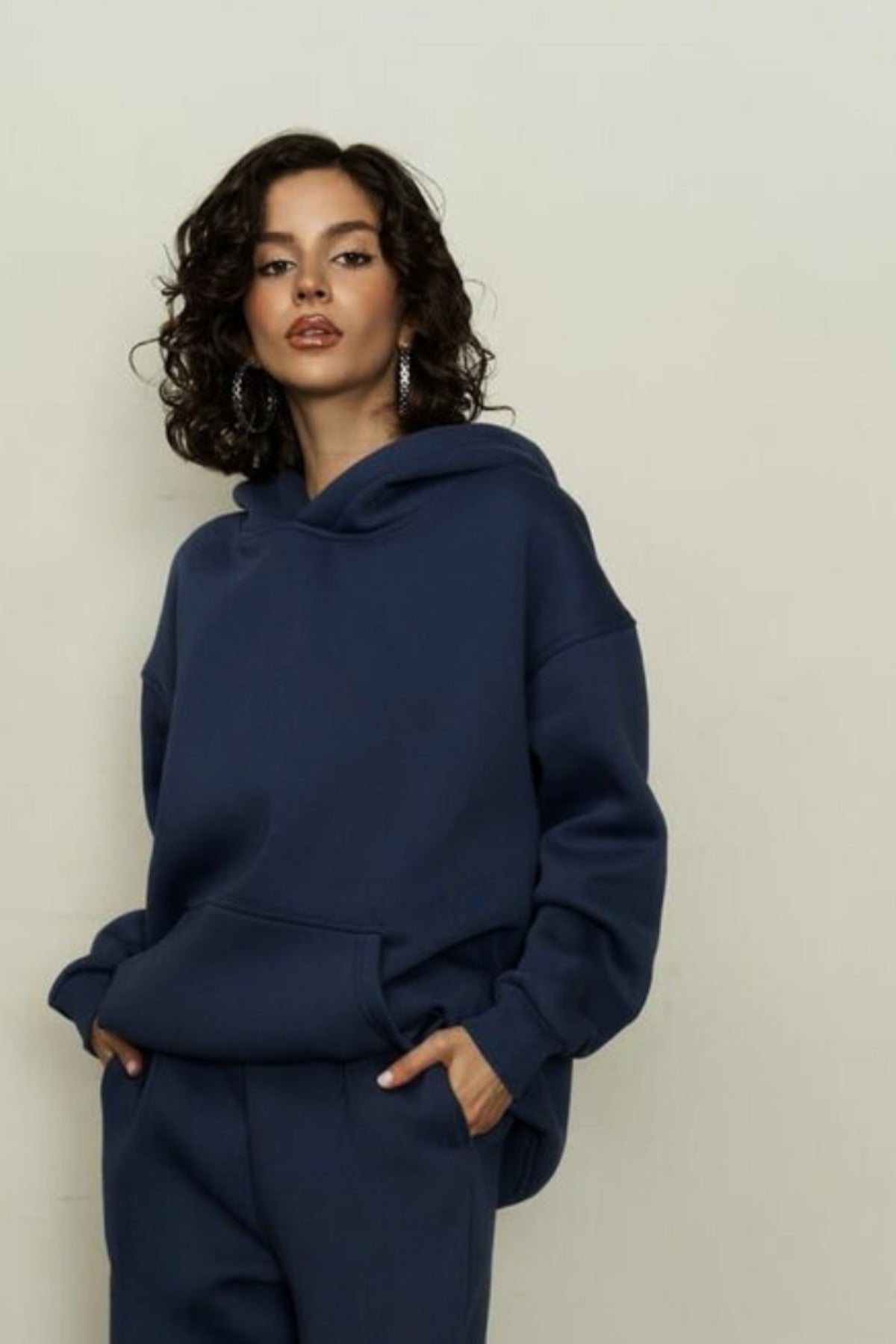 Kadın Rahat Kesim Oversize 3 İ̇plik Pamuklu Şardonlu Kanguru Cep Kapşonlu Hoodie Sweatshirt - Lacivert - 1