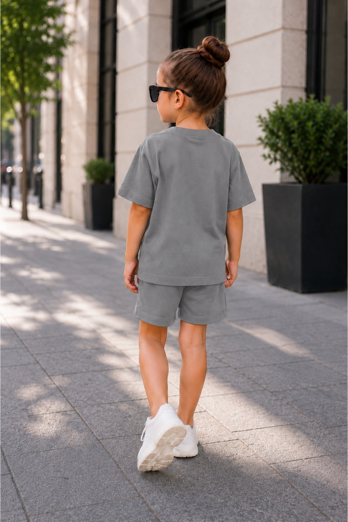 Çocuk Unisex Kisa Kollu Oversize Günlük Kullanima Uygun Li̇krali Beli̇ Bağlamali Rahat Kesi̇m Basic Yazlik Şortlu İ̇ki̇li̇ Takim - Füme - 4