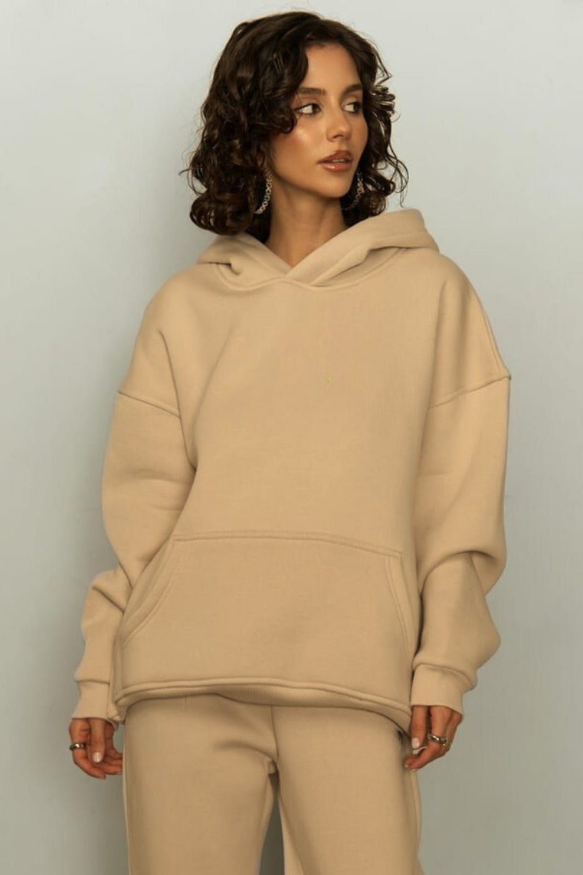 Kadın Rahat Kesim Oversize 3 İ̇plik Pamuklu Şardonlu Kanguru Cep Kapşonlu Hoodie Sweatshirt - Vizon - 1