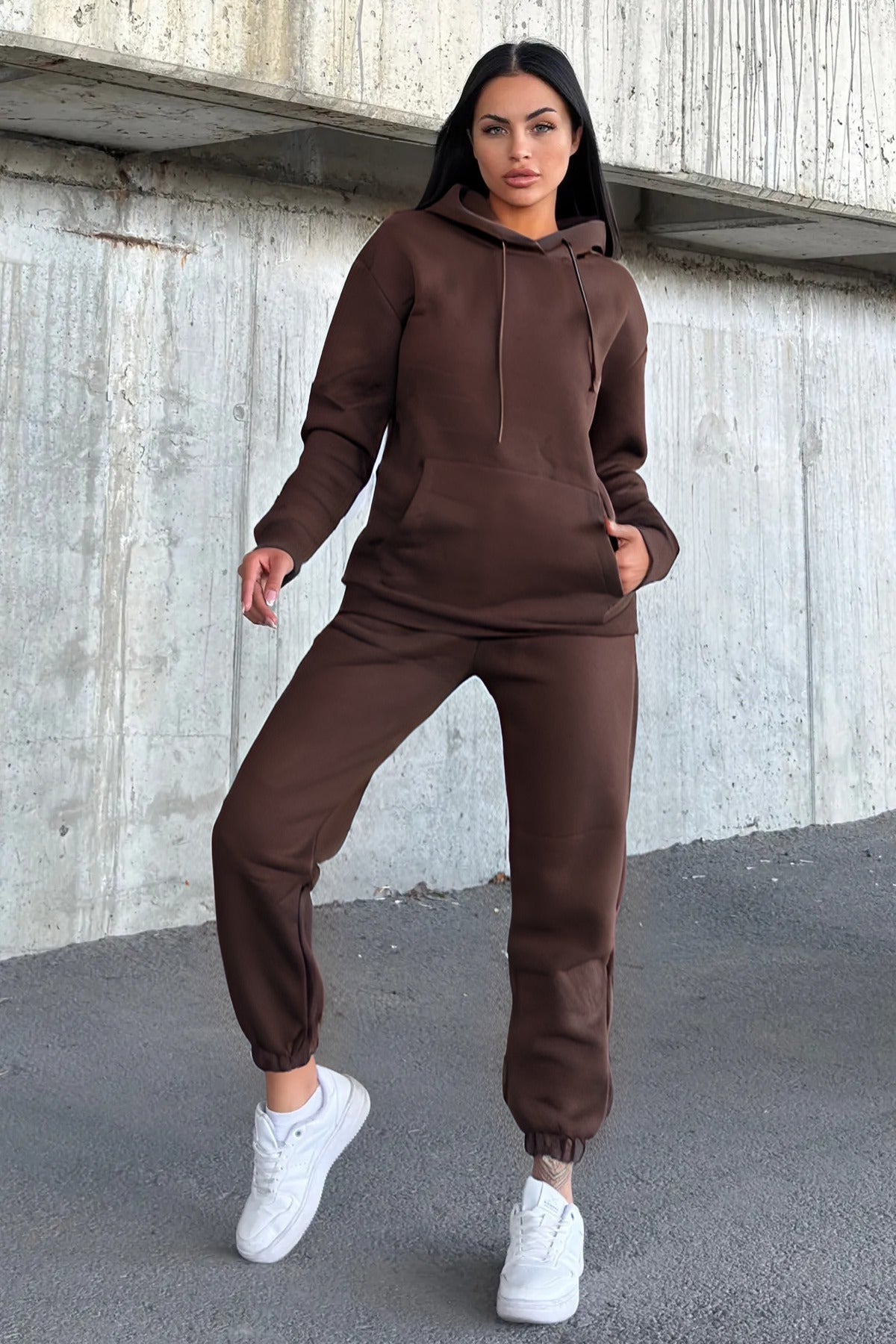 Kadın Oversize 3 İ̇plik İ̇çi Şardonlu Paçası Lastikli Kapüşonlu Kangur Cep Kalın Eşofman Takımı - Kahverengi - 4