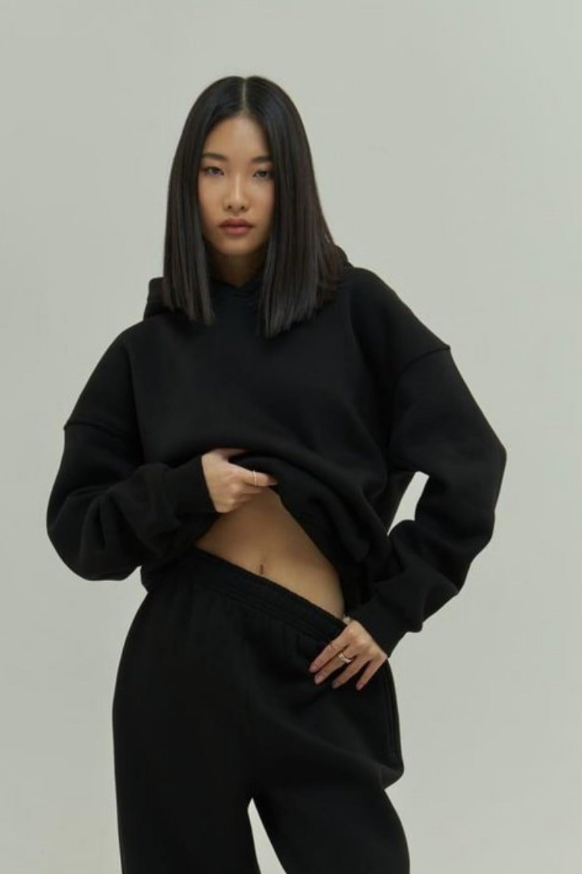 Kadın Rahat Oversize 3 İ̇plik Pamuklu Şardonlu Kanguru Cep Kapşonlu Sweatshirt - Siyah - 2
