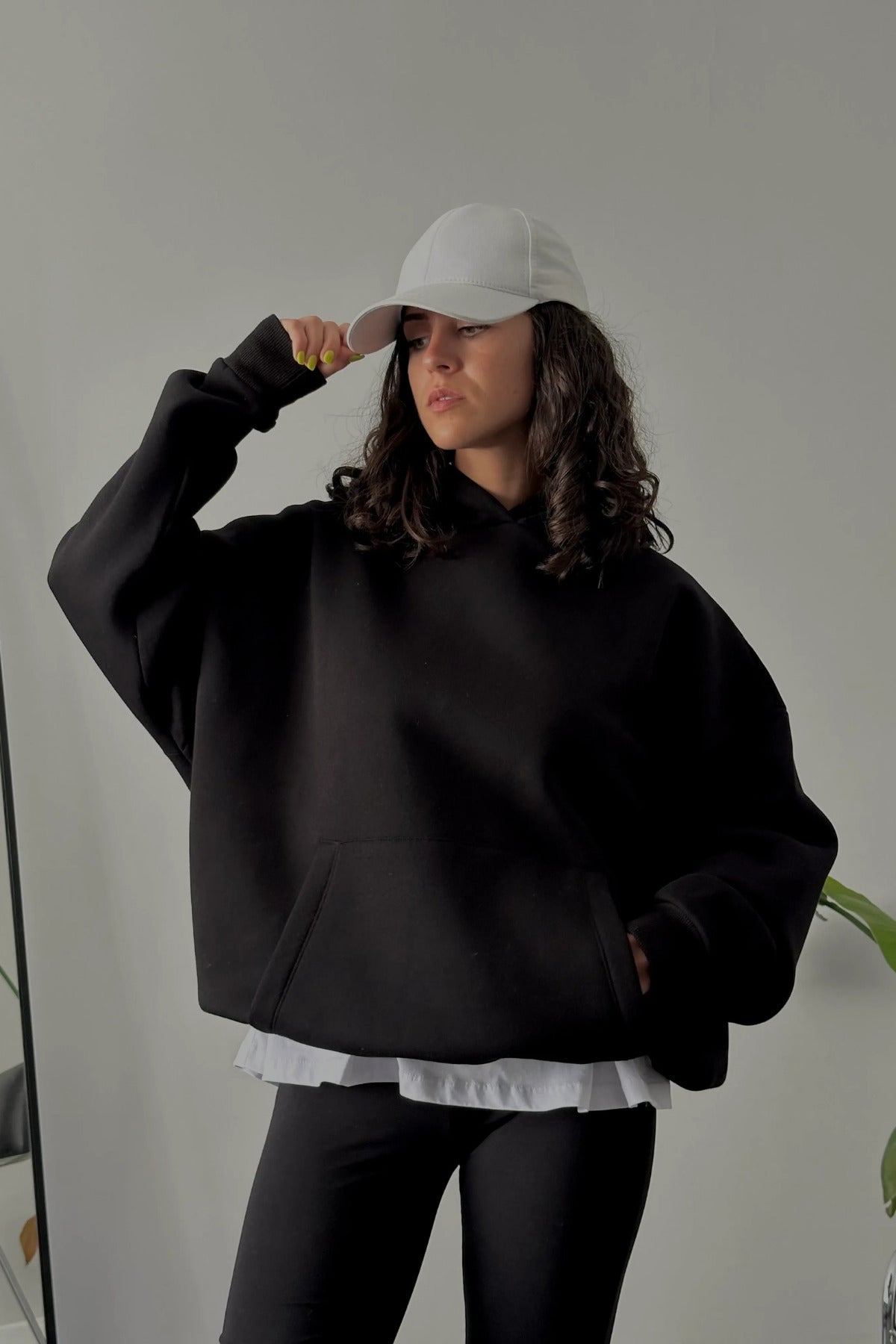 Kadın Kapşonlu Kalın Kanguru Cepli Sweatshirt - Siyah - 1