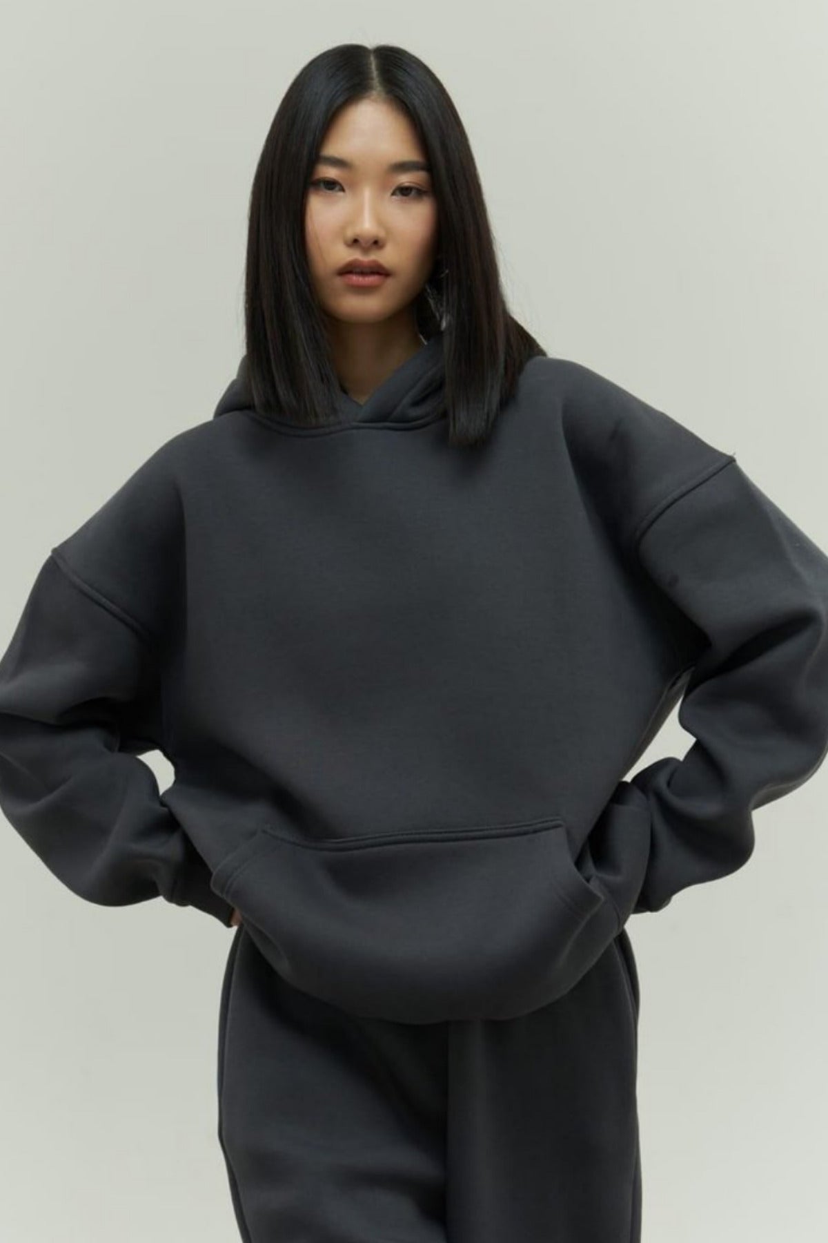 Kadın Rahat Oversize 3 İ̇plik Pamuklu Şardonlu Kanguru Cep Kapşonlu Sweatshirt - Füme - 1