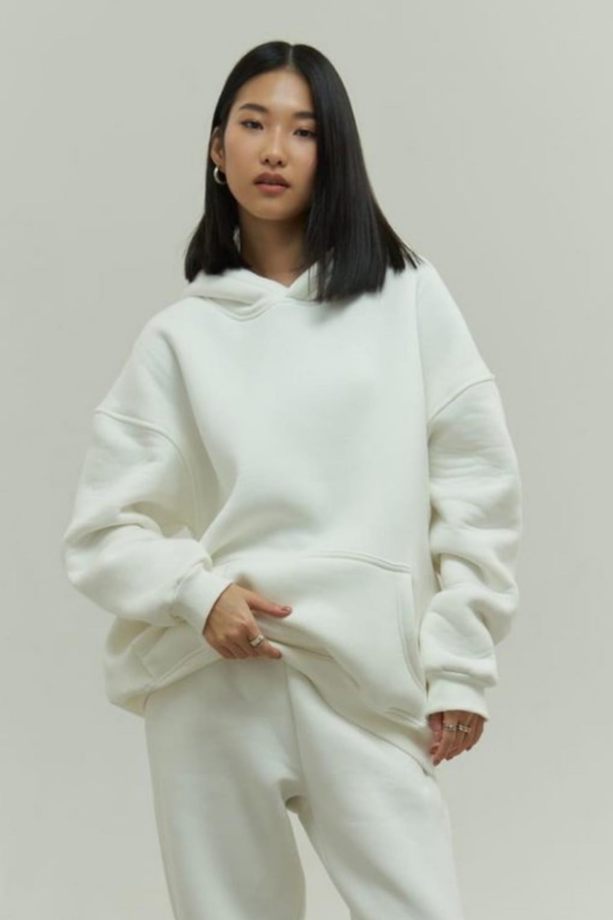 Kadın Rahat Oversize 3 İ̇plik Pamuklu Şardonlu Kanguru Cep Kapşonlu Sweatshirt - Beyaz - 2
