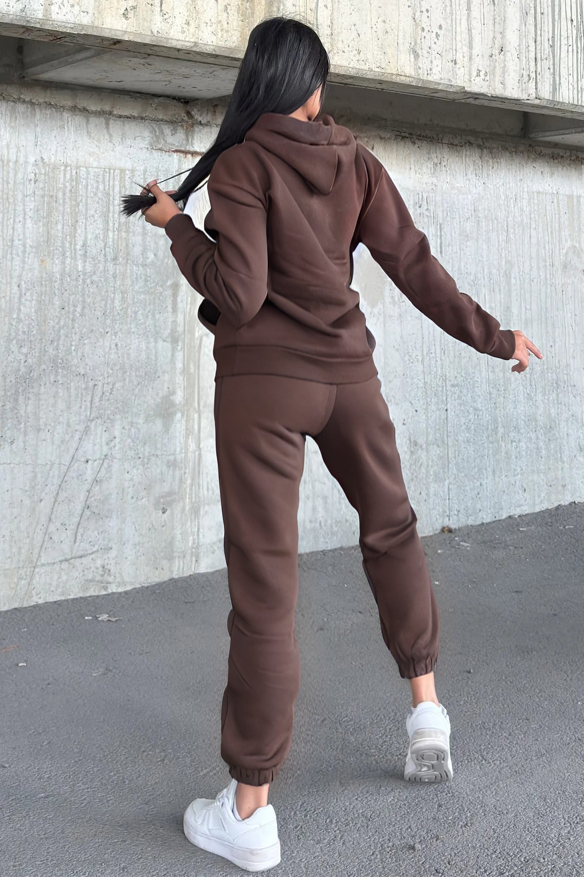 Kadın Oversize 3 İ̇plik İ̇çi Şardonlu Paçası Lastikli Kapüşonlu Kangur Cep Kalın Eşofman Takımı - Kahverengi - 5