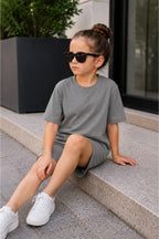 Çocuk Unisex Kisa Kollu Oversize Günlük Kullanima Uygun Li̇krali Beli̇ Bağlamali Rahat Kesi̇m Basic Yazlik Şortlu İ̇ki̇li̇ Takim - Füme - 3